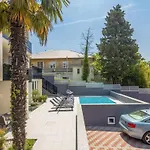 Moderne In Mit Pool By Interhome *