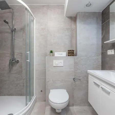 Moderne In Mit Pool By Interhome 크리크베니카
