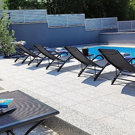 Moderne In Mit Pool By Interhome * 크리크베니카