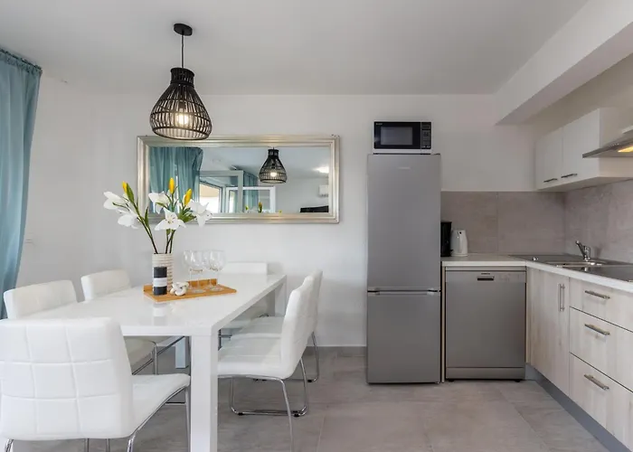 Moderne In Crikvenica Mit Pool By Interhome شقة تْسْغيكفانِتْسا